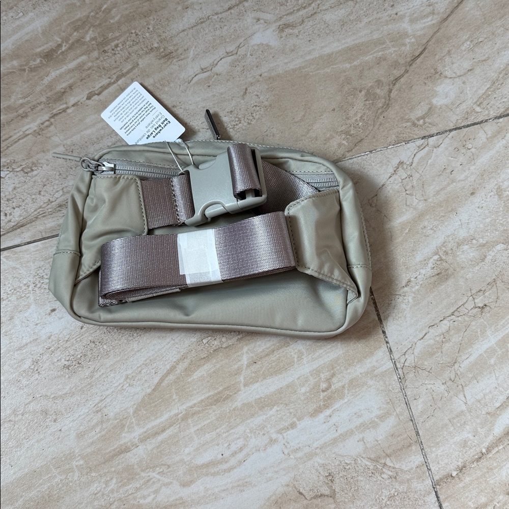 Lululemon 2L Everywhere Belt Bag price tag removed, description tag attached - Picture 2 of 4
